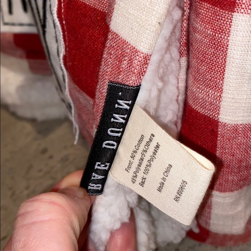 Rae Dunn “Merry” Sherpa Queen Blanket With Patch - Picture 8 of 14